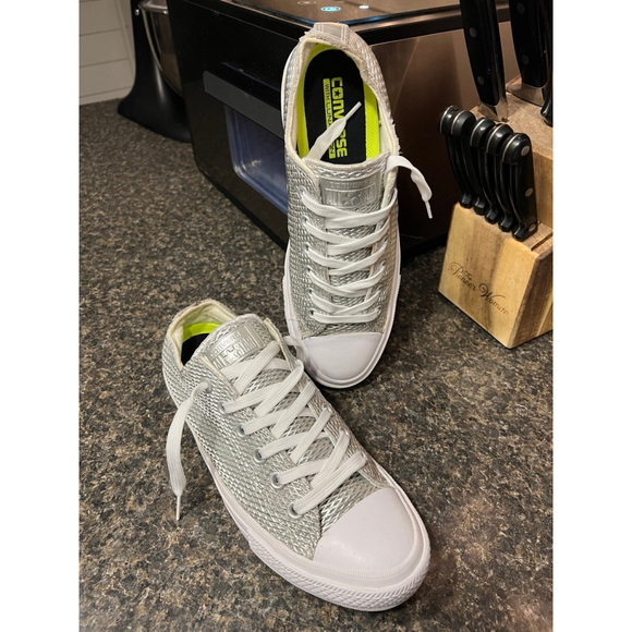 CONVERSE CHUCK TAYLOR ALL STAR II PERFORATED METALLIC LEATHER SILVER - Picture 2 of 9